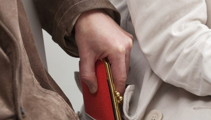 Крадлата успяла да отмъкне две кожени портмонета с левове и евро в тях Крадлата успяла да отмъкне две кожени портмонета с левове и евро в тях