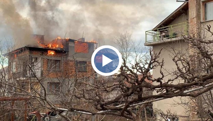 Пламъци са обхванали покрива