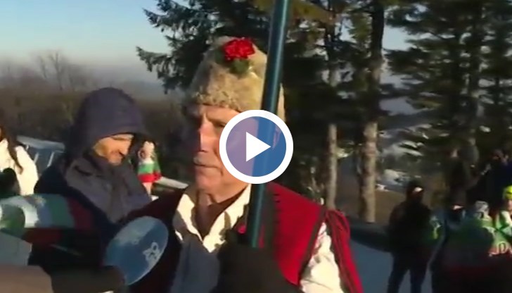 74-годишен мъж с носия на своя прапрадядо от Пиринския край е на връх Шипка на всеки 3 март