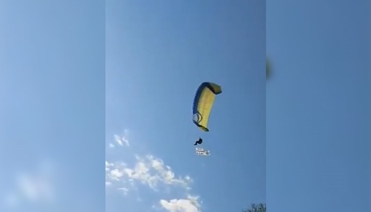 Млад мъж направи изненада на своята любима Млад мъж направи изненада на своята любима