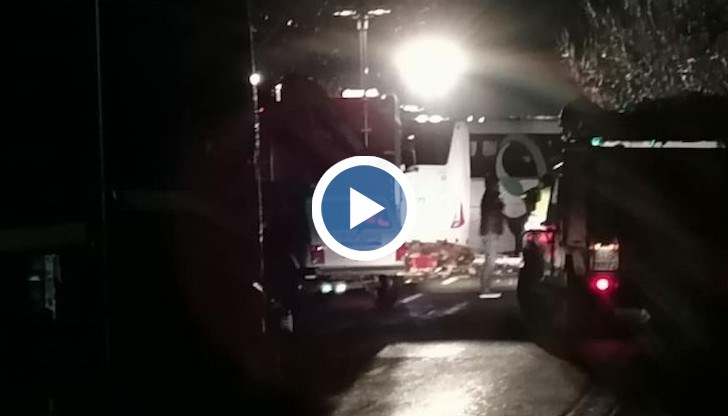 Пътниците в автобуса са не повече от седем, основно студенти, прибиращи се по родните места