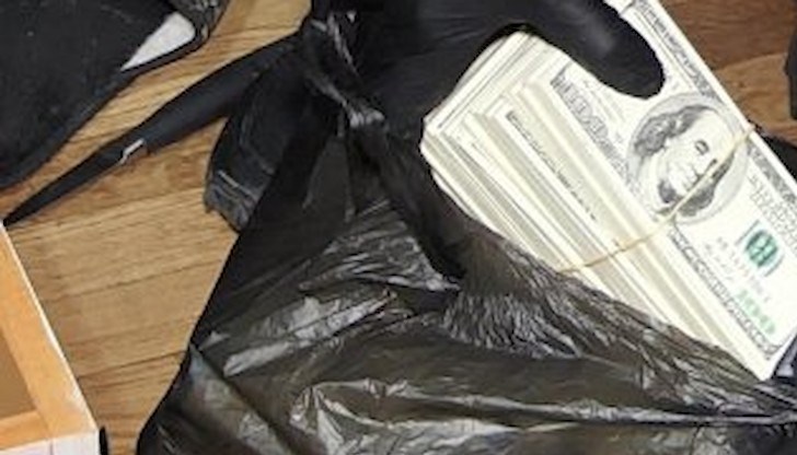 Съдията по делото каза, че банкнотите всъщност са само копия, отпечатани без специални печатни техники и без характерната хартия, за да се смята, че имитират пари Съдията по делото каза, че банкнотите всъщност са само копия, отпечатани без специални печатни техники и без характерната хартия, за да се смята, че имитират пари