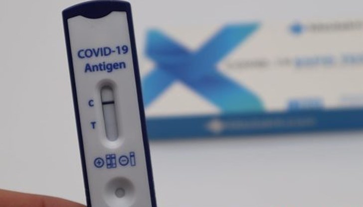Фармацевтите коментират, че вероятно мнозина от съгражданите ни не могат да си позволят цената от 100 лева за PCR тест в здравно заведение и затова прибягват до домашните изследвания