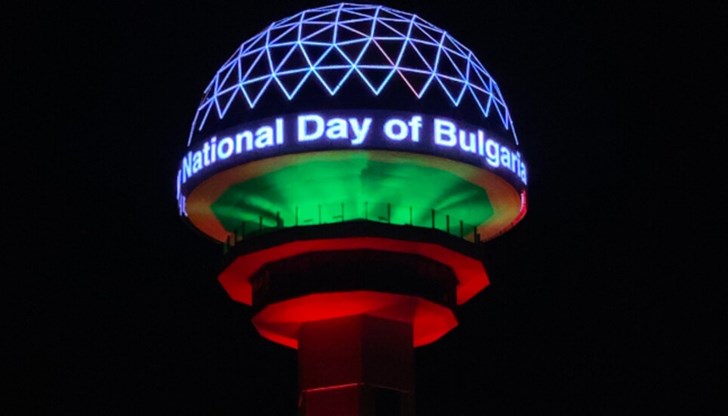 На 125-метровата кула беше изписано поздравление „Честит национален празник на България“ на турски и английски език