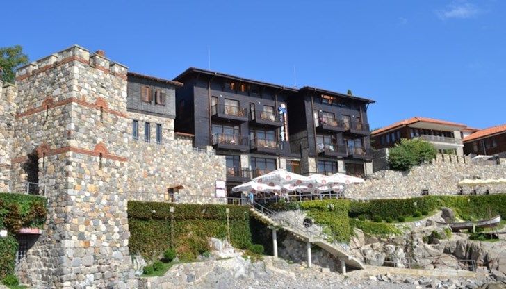 Тя не е архитектурен паметник и пречи на морската гледка на заведение, мотивират се магистратите