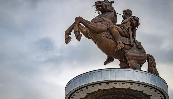 Осмомартенска картичка със Санстефанска България, публикувана от Красимир Каракачанов, предизвика скандал в Северна Македония