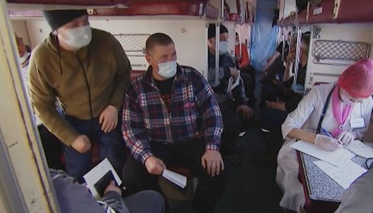 Медицинският влак е очакван от жителите на Тулун в Иркутска област. В обявения час за ваксинации се събират желаещи