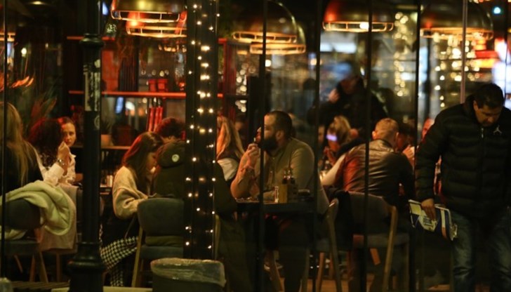 Ресторантите, бирариите и вино баровете в центъра на столицата са пълни с клиенти