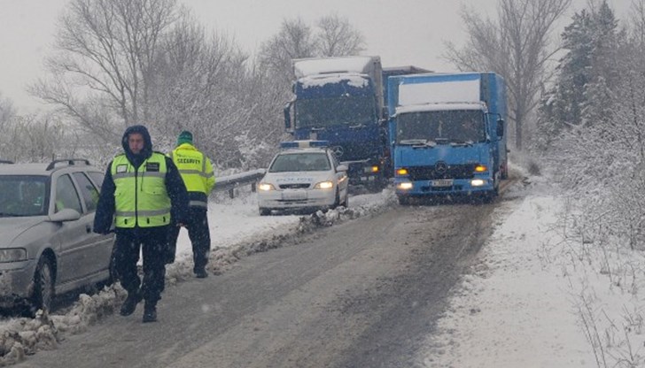На места преспите достигат два метра и снеговалежът продължава На места преспите достигат два метра и снеговалежът продължава