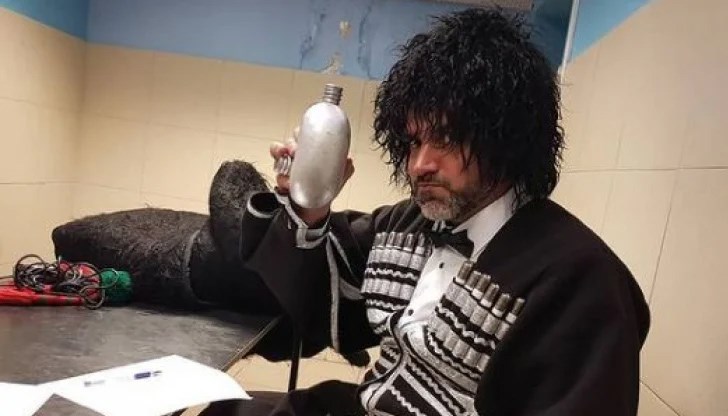 Борис Анзов е задържан пред сградата на руското МВНР, облечен в кавказка носия и с автомати-играчки