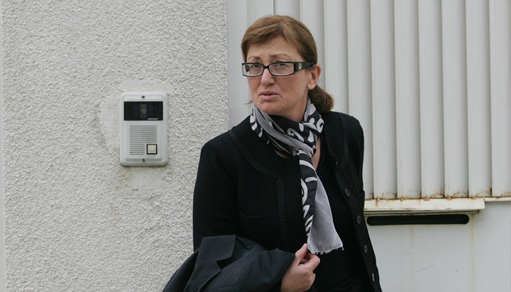 Лулчева е адвокат от 1983 г.