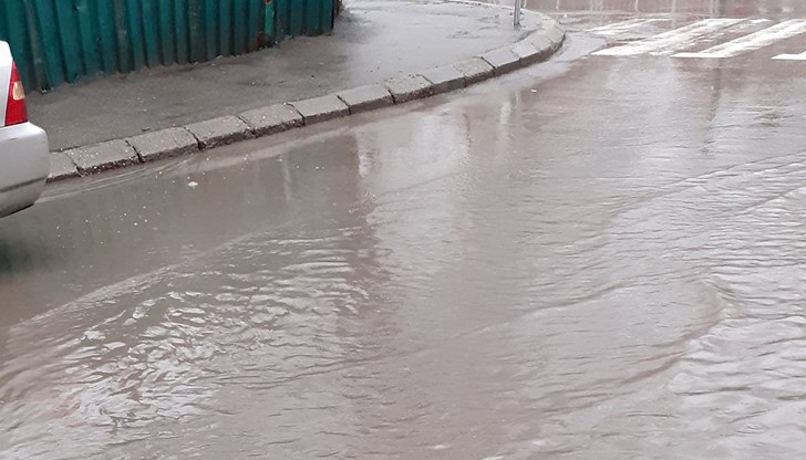 Улица "Атанас Буров" се превръща в непроходим венециански канал при всеки дъжд