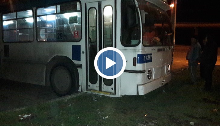 Не е ясно дали е имало пътници в превозното средство, нито дали има пострадали при инцидента