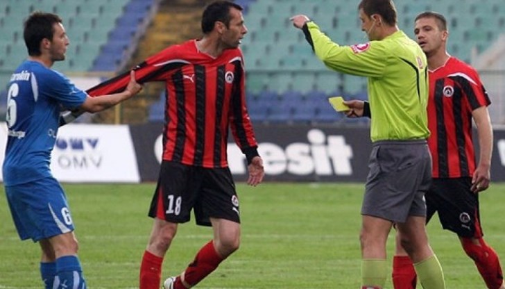 Мачът беше прекратен в 20-ата минута, след като Караджинов потърси обяснение от рефера, а след това съотборниците му го подгониха извън стадион "Бенковски"