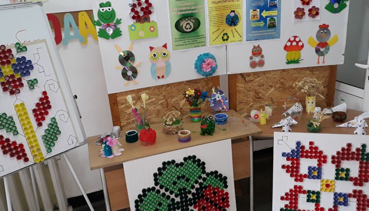 Изложбата бе подредена във фоайето на училище „Христо Ботев“