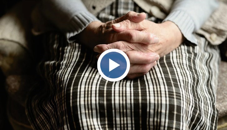 Възрастната жена не може да говори, защото е с отстранени гласни струни. От ръцете й и от дома й липсват златни накити, раница със 600 лв. и лични документи