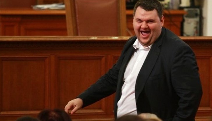 Пеевски фалира фабриките, които купуваха тютюн, и сега с държавни средства да покрием зулумите му, за това че няма кой да изкупува тютюн Пеевски фалира фабриките, които купуваха тютюн, и сега с държавни средства да покрием зулумите му, за това че няма кой да изкупува тютюн