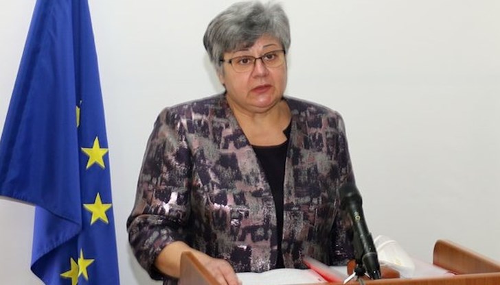 Налагал я е с дървена цепеница