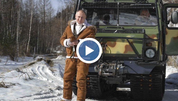 На кадрите се вижда как те се разхождат из тайгата, обядват и гледат творби от дърво на военния министър