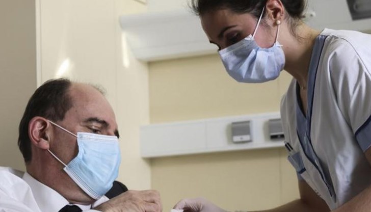 Ваксинацията беше предавана на живо по телевизията. Целта е да се възстанови общественото доверие в препарата Ваксинацията беше предавана на живо по телевизията. Целта е да се възстанови общественото доверие в препарата