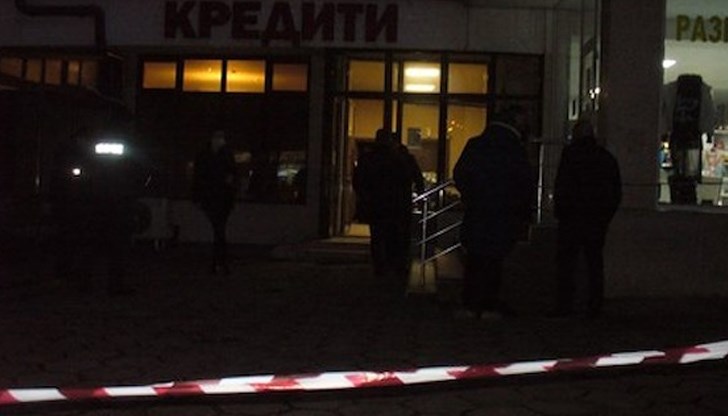 Мъж на около 35 години е застреляният в офиса за бързи кредити в Стара Загора, заяви окръжният прокурор Дичо Атанасов
