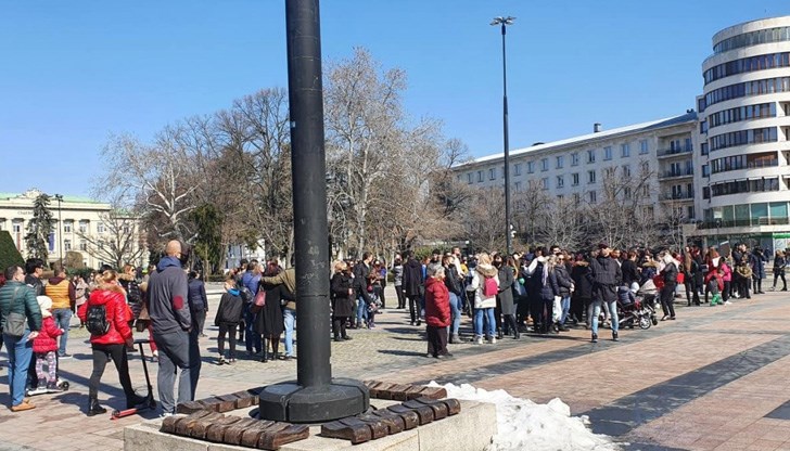 Стотина русенци застанаха пред сградата на Общината, за да изразят недоволството си