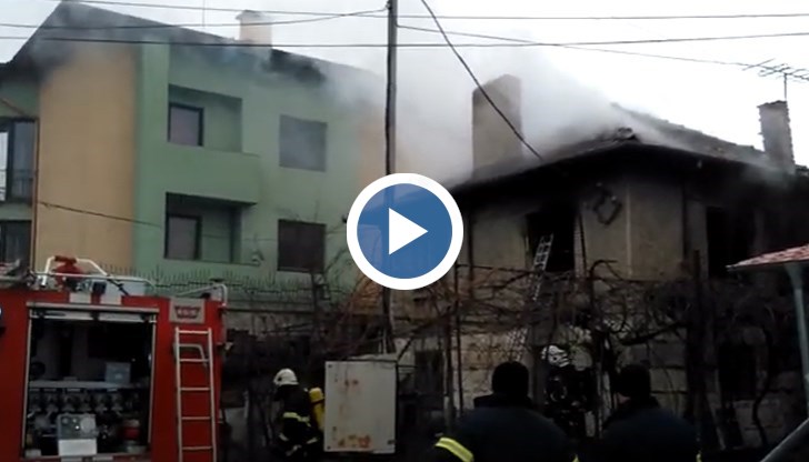 Пламъците са обхванали втория етаж на сградата