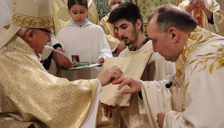 Церемонията бе извършена от папския нунций Негово Високопреосвещенство Анселмо Пекорари