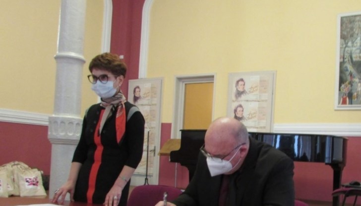 Подобен вид сътрудничество в полза на преживелите домашно насилие е пилотно за България