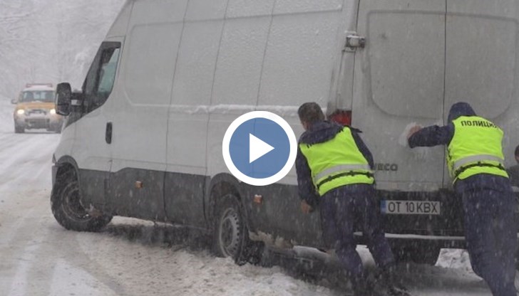 Обилният снеговалеж вече създаде проблеми за шофьорите
