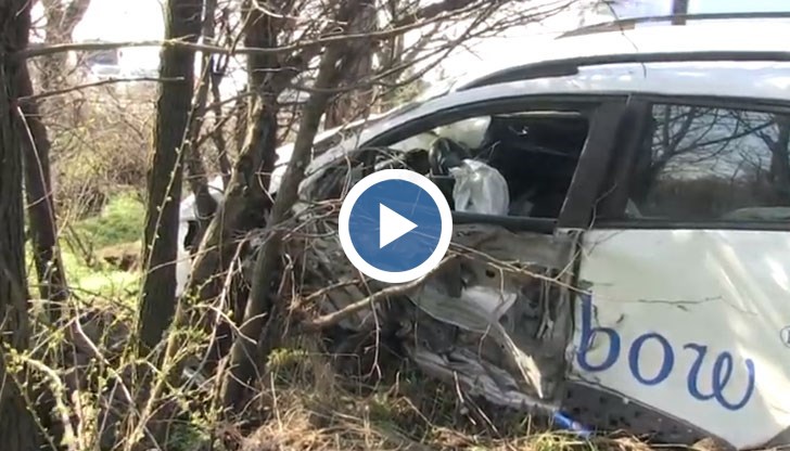 Тирът се обърна, а колата спря в дърво