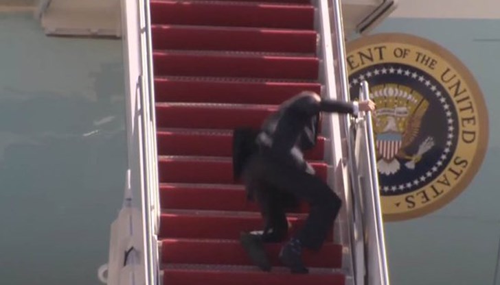 На кадри, излъчени по няколко американски телевизии, се вижда как 78-годишният Байдън се възстановява бързо от препъванията си На кадри, излъчени по няколко американски телевизии, се вижда как 78-годишният Байдън се възстановява бързо от препъванията си