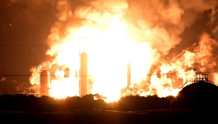 Огънят е пламнал в полунощ, имало е и експлозия Огънят е пламнал в полунощ, имало е и експлозия