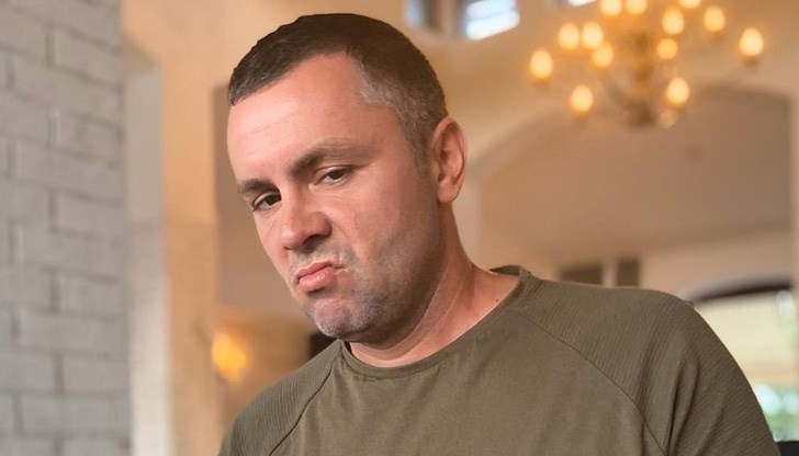 Относно задължителната квота за излъчване на българска музика в медиите – това винаги е бил спасителният пояс на всички некадърници, добавя певецът