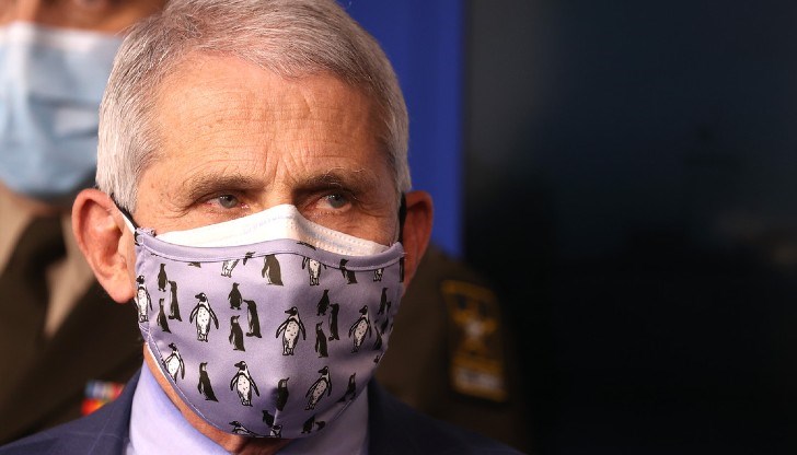 Въпреки че колективният имунитет все още не е достигнат, страната започна да чувства "много благоприятния ефект на ваксините", обясни медицинския съветник на Белия дом