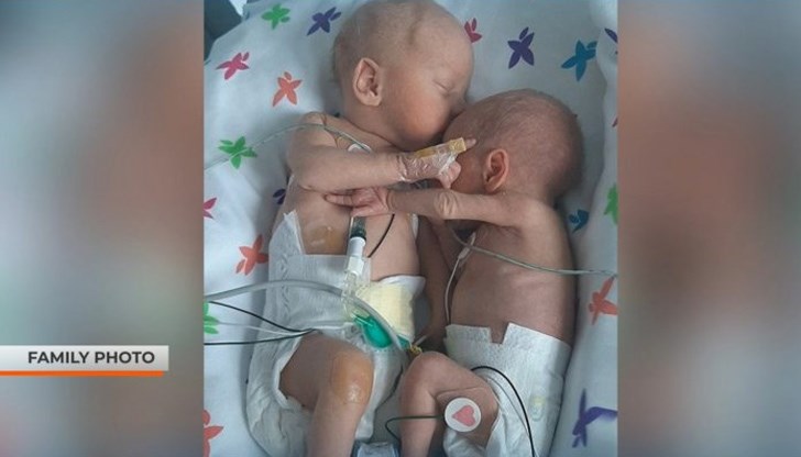 На снимката близнаците са заедно за първи път след 14-дневна раздяла