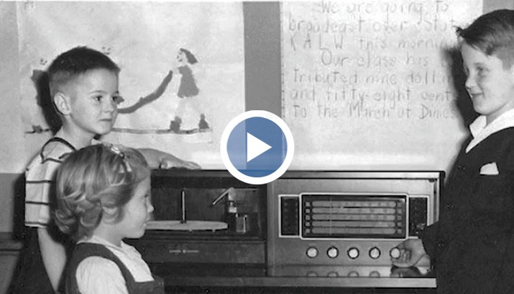 Клипът е направен във връзка с една година, откакто българските училища са в електронна среда