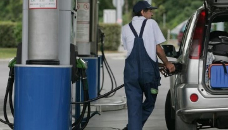 Парите са собственост на 24-годишен мъж от Исперих, който спрял да зареди на бензиностанцията