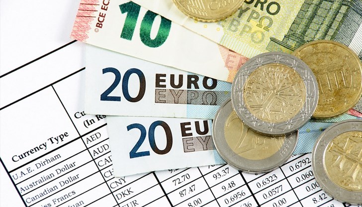 В същото време доларът се понижава към йената и се покачва спрямо британския паунд В същото време доларът се понижава към йената и се покачва спрямо британския паунд