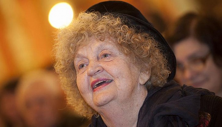 Поклонението ще е в тесен семеен кръг, но всички, които искат да си вземат символично сбогом с нея, могат да оставят цвете в Сатиричния театър „Алеко Константинов“ Поклонението ще е в тесен семеен кръг, но всички, които искат да си вземат символично сбогом с нея, могат да оставят цвете в Сатиричния театър „Алеко Константинов“