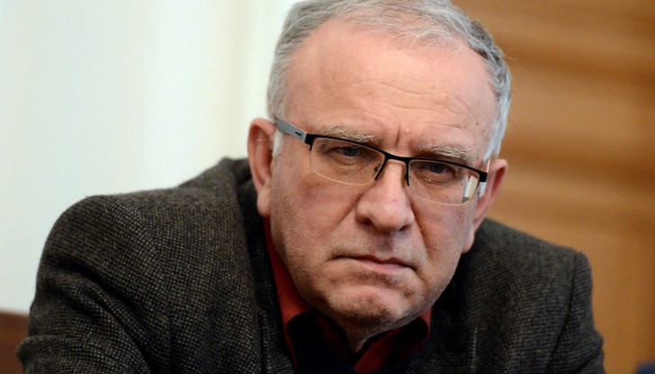 Парламентът трябва да промени закона и да въведе страната в извънредно положение