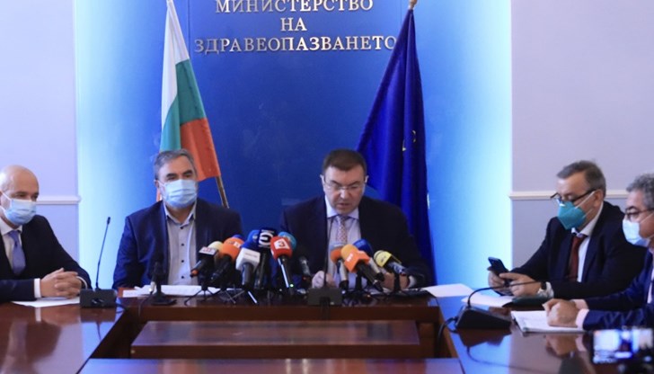 "Сега тия хора какви са? Министри на държавна служба, на които ние им плащаме и работещи за всички граждани на България или кандидат-депутати на ГЕРБ? И за какво ще използват властта си, славата си, интервютата си…?" пита Слави Трифонов