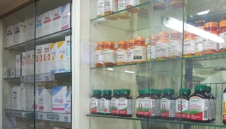 Заради масовите измами в интернет, новата наредба предвижда търговия с хранителни добавки от разстояние да се извършва само от производители или търговци, регистрирани по Закона за храните