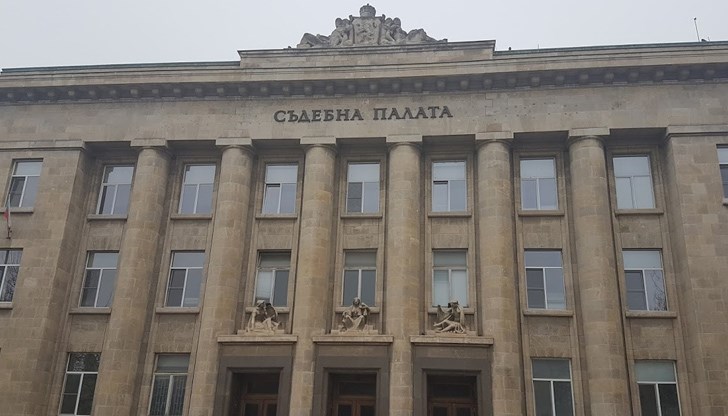 Освен в опит за кражба, младежът е обвинен и за притежание на наркотици Освен в опит за кражба, младежът е обвинен и за притежание на наркотици