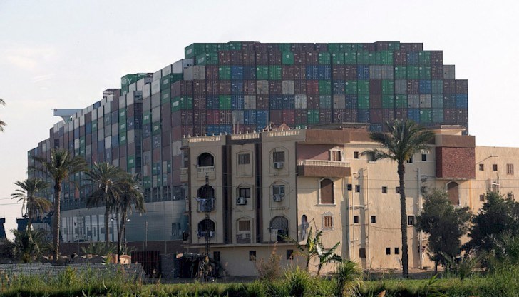 Аварийните екипи работиха през цялата нощ срещу събота, използвайки голяма машина за драгиране