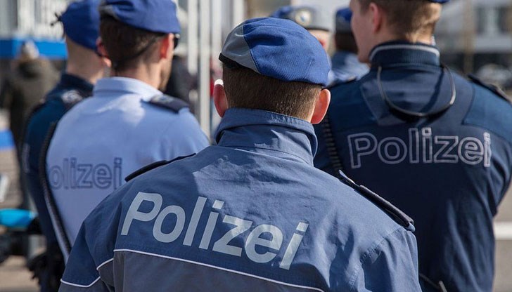 Униформените използваха сълзотворен газ срещу незаконен женски митинг