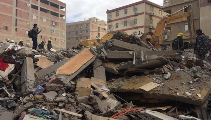 По информация на посолството ни в Кайро, рухналата сграда е в квартала "Геср ал Суец", в близост до международното летище