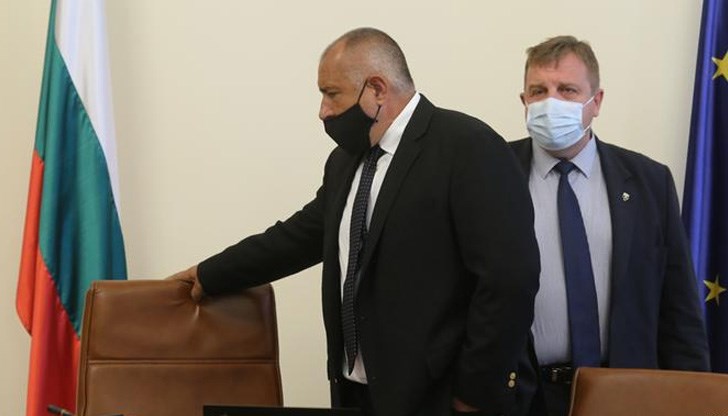 По неофициална информация министърът на отбраната изнудвал премиера със записи от Военното разузнаване