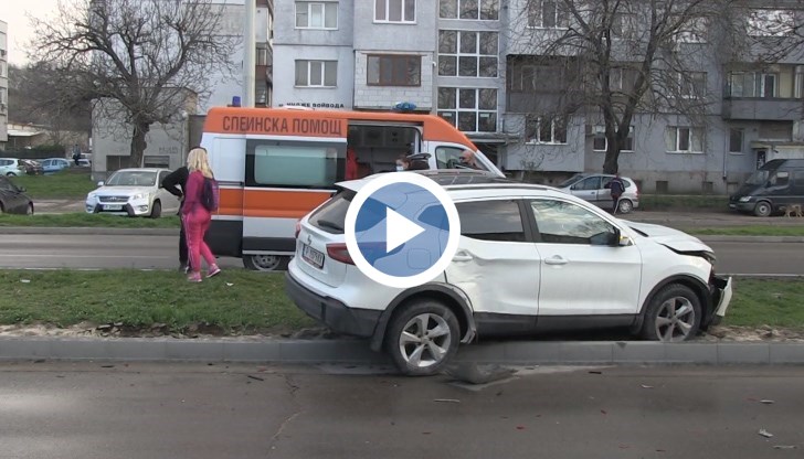 Чужденец се удари в ТИР, мина през бордюра и помля коли