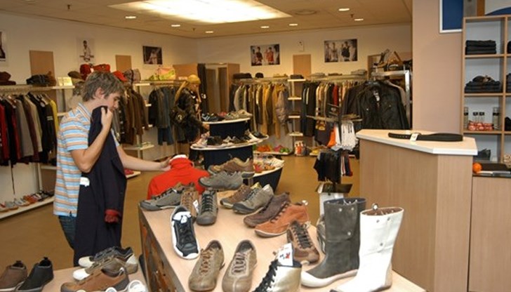 Хората се отърсват постепенно от предпазливостта при харченето и започват да купуват и стоки, които не са от първа необходимост, като дрехи и обувки.